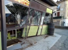 CASTELLAMONTE - Sbaglia manovra, sfonda l'ingresso del ristorante e poi scappa: caccia all'auto pirata