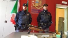 PAVONE CANAVESE - Col fucile clandestino in auto tentano la fuga: arrestati dalla polizia di Ivrea