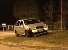 CASTELLAMONTE - Va «lunga» in rotonda e abbatte la segnaletica