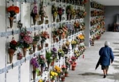 ORRORE NEI CIMITERI - Caccia alla banda che profana le tombe in tutto il Canavese