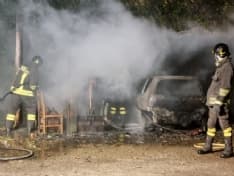 RIVARA - Incendio nella notte: due veicoli distrutti dalle fiamme. Intervento dei vigili del fuoco di Rivarolo - FOTO