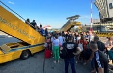 CASELLE - La hostess si sente male, caos all'imbarco del volo per Lamezia Terme: dieci passeggeri restano a terra