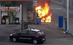 RIVAROLO - Auto prende fuoco vicino al benzinaio di via Favria - FOTO