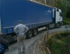 CANISCHIO - Camion incastrato sulla provinciale - FOTO e VIDEO