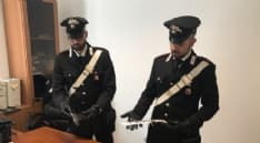VOLPIANO-LEINI - Viaggia armato con coltelli e pistola: «Qualcuno vuole uccidermi». I carabinieri lo arrestano