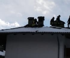 RONCO CANAVESE - Incendio tetto: residenti e pompieri spengono le fiamme