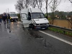 LOMBARDORE - Un altro incidente sulla 460: tre persone in ospedale. Lo scontro tra un furgone e due vetture - FOTO