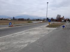 OZEGNA - Si schianta contro la rotonda e scappa: la rabbia degli automobilisti