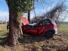SAN CARLO CANAVESE - Schianto sulla provinciale, auto distrutta dopo essersi ribaltata: un ferito trasportato al Cto - FOTO