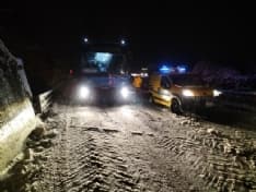 CANDIA CANAVESE - Camion e due pullman bloccati in salita a causa della neve - FOTO
