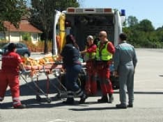 IVREA - Scontro tra due auto sulla statale, cinque feriti
