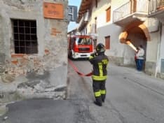 SAN MARTINO CANAVESE - Prende fuoco uno stabile in centro, provvidenziale intervento dei vigili del fuoco - FOTO E VIDEO