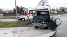 BUSANO - Incidente stradale: uomo ferito a bordo di un'Ape