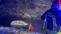 IVREA - Sbaglia manovra per la neve e finisce con l'auto nel naviglio: salvato dai vigili del fuoco - FOTO