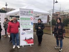 LEINI - Bus troppo cari per gli studenti: il Pd raccoglie le firme e chiede al Comune di intervenire - VIDEO