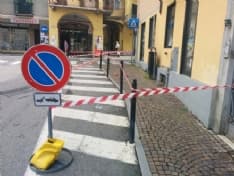 CASTELLAMONTE - Piovono tegole: passanti sfiorati - FOTO