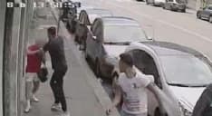 RAPINANO ANZIANO IN STRADA - Due marocchini arrestati: uno preso a Volpiano - VIDEO DELLA RAPINA