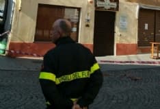 CASELLE - AEREO SFIORA LE CASE: PIOVONO TEGOLE IN STRADA - FOTO