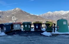 ALPETTE - Bidoni della spazzatura troppi vicini al parco giochi: i residenti chiedono il «trasloco»