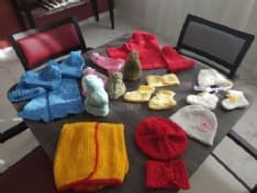 BORGARO - Sciarpe per i senzatetto fatte a mano dagli anziani della casa di riposo