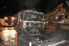 VALPERGA - Incendio da Mattioda: distrutti un camion e un escavatore parcheggiati nel cortile - FOTO