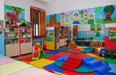 CHIVASSO - Pantaloni rosa a un bimbo: la mamma si scaglia contro le maestre