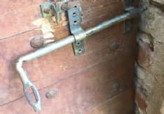 BOLLENGO - Vandali contro la chiesa dei Santi Pietro e Paolo