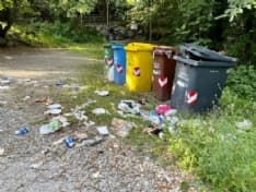 CUORGNE' - L'area attrezzata in frazione Nava trasformata in un immondezzaio