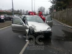 FELETTO - Auto abbatte un palo della luce: donna ferita - FOTO