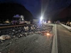 TORINO-AOSTA - Camion si ribalta e perde il carico sull'autostrada: si viaggia solo sulle corsie d'emergenza