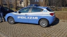 IVREA - Urina sulla volante della polizia, bacia una donna e aggredisce gli agenti: 26enne arrestato in stazione