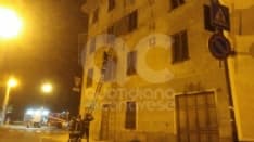 CASTELLAMONTE - Forte vento, crollano infissi e calcinacci dal vecchio mulino in pieno centro - FOTO