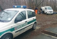 CASTELLAMONTE - Gettano spazzatura nei prati ma vengono beccati: in arrivo 600 euro di multa