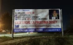 RIVAROLO CANAVESE - Manifesto no vax vicino alla piazza del mercato