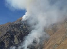 CASTELNUOVO NIGRA - Dopo oltre 24 ore brucia ancora la montagna di «Punta Verzel» - FOTO