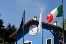 BOLLENGO - Una raffica di mitraglietta contro la facciata dell'ex circolo Lago Just Blu: indagano i carabinieri