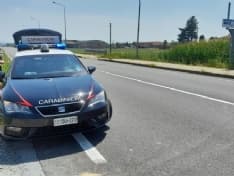 BOSCONERO - Si lancia da un'auto in corsa lungo la statale 460: 24enne ricoverato in ospedale