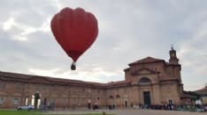 AGLIE' - La mongolfiera di Natale ha colorato piazza Castello - VIDEO