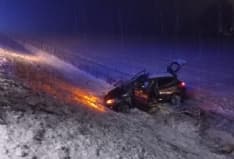 IVREA-SANTHIA' - Fuori strada per la neve, auto finisce nei campi