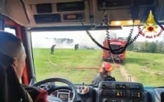 AZEGLIO - A fuoco il silos di un'azienda: delicato intervento dei vigili del fuoco