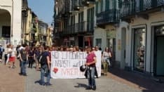 IVREA - «Matteo Salvini a testa in giù»: cori e manifestazione degli antagonisti contro la destra e il Ministro dell'Interno - VIDEO