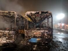 CIRIE' - Incendio doloso devasta i bus: sospetto piromane portato in caserma dai carabinieri - FOTO E VIDEO