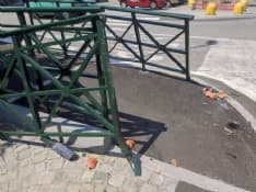 CASTELLAMONTE - Abbatte con l'auto le transenne di via Romana e scappa