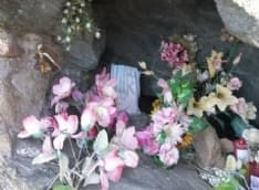 CANISCHIO - Madonnina decapitata: il Cai Cuorgnè ne posa una nuova