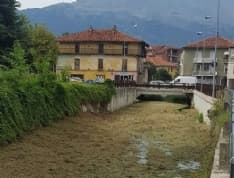 CASTELLAMONTE - Un richiedente asilo pulisce il rio San Pietro