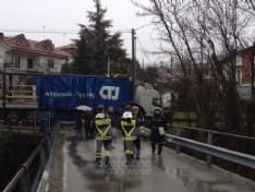 RIVARA - Tradito dal navigatore, camion resta incastrato - FOTO