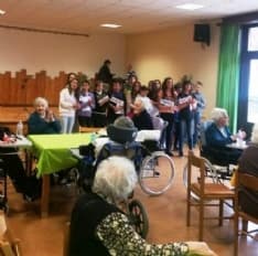 LOCANA - I ragazzi hanno adottato i nonni del Vernetti