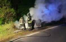 FRONT CANAVESE - Auto distrutta dalle fiamme, intervento dei vigili del fuoco di Rivarolo - FOTO