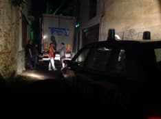 FAVRIA - Camion abbatte un balcone e resta incastrato tra le case del centro - FOTO e VIDEO