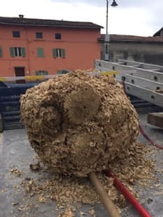 BOLLENGO - Favo gigante appeso al campanile della chiesa - FOTO